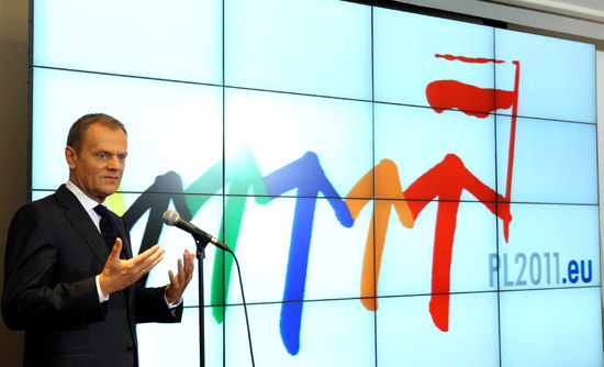 Premier Donald Tusk prezentuje logotyp Prezydencji, zdjęcie PAP